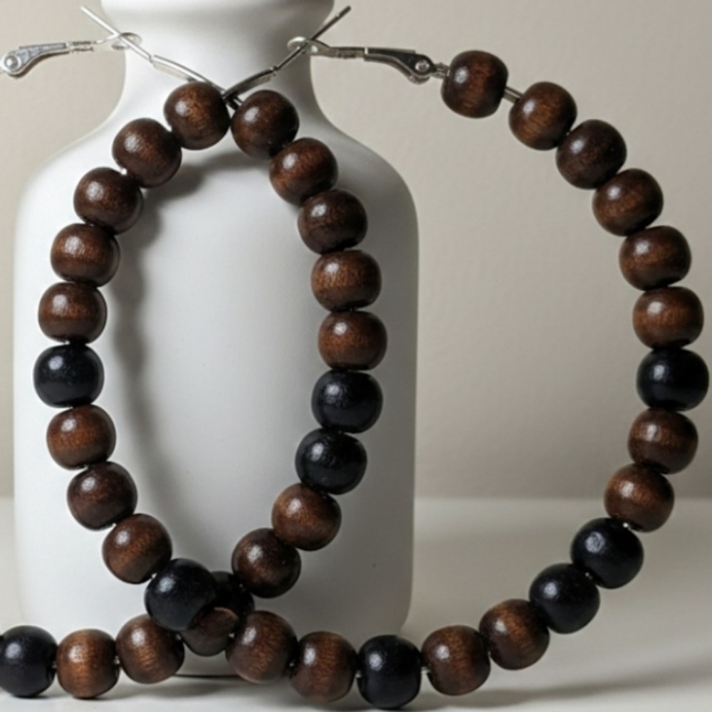 Large, lightweight wooden hoop earrings with brown and black wooden beads. 8 cm - Picture 4 of 7